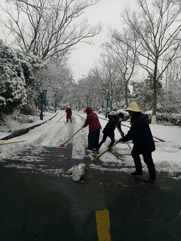 瑞雪紛飛揚(yáng)，華悅物業(yè)掃雪忙