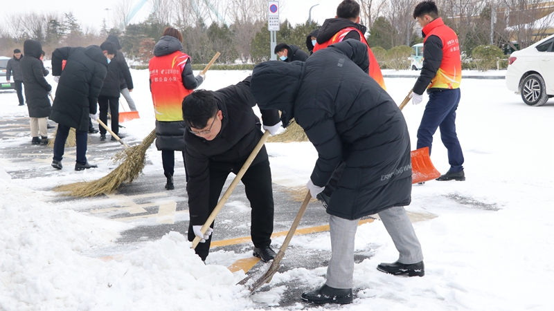 鏟冰除雪 熱辣滾燙 濟(jì)寧華都開展掃雪除冰志愿服務(wù)活動(dòng)